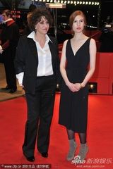 组图：《回家》柏林首映女主角阿加瑟深V黑裙抢镜