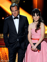 组图：艾美奖现场 丹斯切尔阿奈特相携颁奖