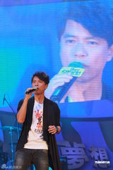 组图：李克勤郑欣宜开唱 鼓励年青人追梦