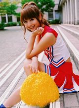 组图：佐佐木希玩变装秀 穿旗袍抱熊猫