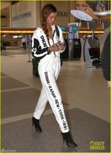 组图：蕾哈娜连体衫身材姣好 麻花辫似邻家少女