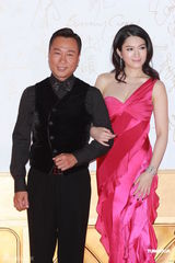 组图：2012港姐竞选红毯 苟芸慧携手黎耀祥亮相