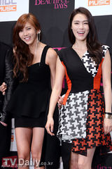 组图：孙丹菲嘉熙为新节目造势 服装性感似泳衣