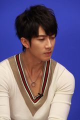 高清组图：吴尊做客新浪花絮照 阳光美男表情百变