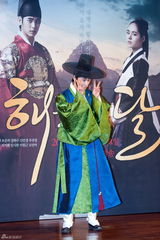 组图：韩佳人等出席《月亮抱着太阳》制作发表会