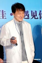 幻灯图：成龙不惧被写桃色新闻 为阿佳组合首发站台