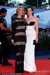 组图：约瑟芬透视装近全裸 和爆乳女星热辣深吻