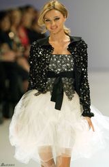 高清组图：奥兰多女友米兰达-可儿走秀 笑容甜美