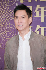 组图：章子怡火红包身裙挽手梁朝伟 宗师夺4奖