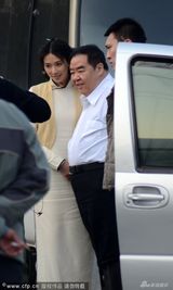 组图：林志玲片场与郑则仕握手 鞠躬娇嗲行礼