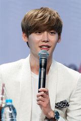 高清图：李钟硕赴沪会粉丝 表情呆萌似王子