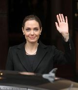 组图：朱莉伦敦参加峰会 一身黑色战衣霸气外露