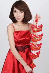 组图：王梓诺红衣贺新春 《孔雀翎》闹热春节