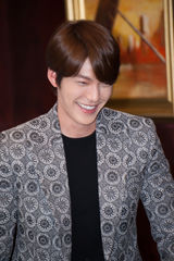 组图：金宇彬上海会粉丝 最想合作成龙章子怡