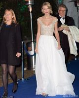 组图：泰勒水钻裙赴晚宴似公主 与威廉王子热聊