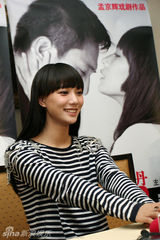 幻灯图：新版话剧《琥珀》庆功 刘烨遭鲜花“活埋”