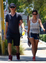 组图：瑞切尔-贝尔森和男友海登逛街购物