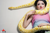 组图：徐璐拍红唇贺岁大片 戏蛇图上演危险诱惑