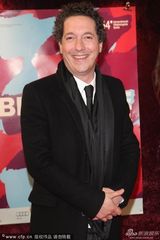 组图：《伊夫圣罗兰传》首映 女星撅臀秀乳抢镜