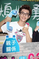 组图：炎亚纶亮相公益活动 戴黑框眼镜显斯文