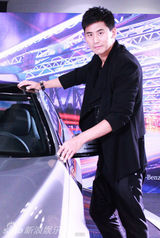 组图：于晓光出席名车活动 高大阳光形象超越车模