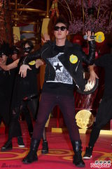 组图：潘玮柏亮相香港签唱会 又唱又跳high翻场