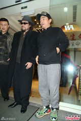 组图：吴宗宪等赴高凌风灵堂悼念 张菲频抹泪