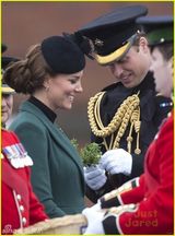 组图：凯特王妃怀孕见肚 亲自弯腰拔鞋跟