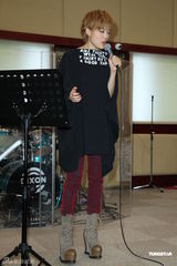 组图：容祖儿为个唱练团 青峰探班一脸睡意