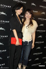 高清组图：刘嘉玲捞金秀金戒指 笑称梁朝伟表扬自己