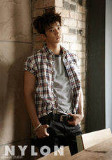 组图：2PM成员泽演佑荣夏装写真展成熟魅力