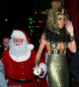 组图：海蒂-克鲁姆亮相圣诞鬼怪派对 化身埃及艳后秀豪乳
