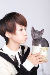 组图：谢楠抱小猫登杂志散发女人味