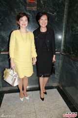 组图：林青霞携三女贺施南生法国授勋 唐唐现身