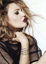 组图：巴里摩尔唯美写真 甜蜜辣妈的俏皮少女心