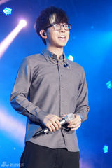 组图：胡夏卖萌助阵许嵩个唱 现场上演基情四射