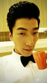 组图：张亮长脸自拍遭调侃马脸代言人