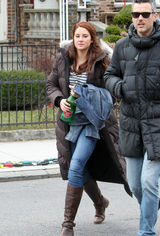 组图：《蜘蛛侠2》女主角谢琳纽约街头骑机车