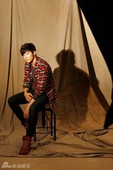 组图：韩国型男元斌拍秋冬服饰广告 搭档文根英