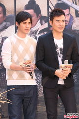 组图：《杨家将》粉丝热情 众帅承诺脱衣