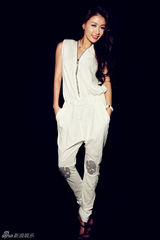 组图：孙敬媛白色休闲装秀性感身材