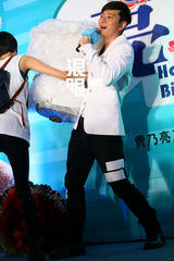 独家：贾乃亮庆生变吃货 女儿亮相扮酷(图)