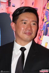 组图：杜汶泽西装登台说秀 夫妻当众热吻