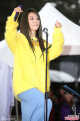 组图：田馥甄遭批敛财泪崩 数百歌迷力挺止痛