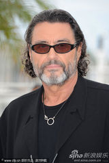 高清组图：德普宣传《海盗4》 佩内洛普紧身裙性感