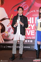 组图：张智霖预演个唱秀腹肌化身欢乐先生送礼