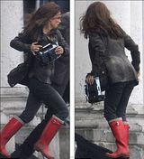 组图：《雷神2》片场照 波特曼灰头土脸