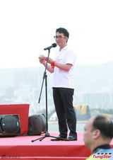 组图：赵薇庆祝香港回归 手举红旗头戴运动帽