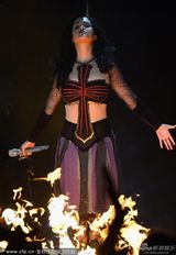 组图：凯蒂-佩里红十字Bra挺雪乳飚唱新单