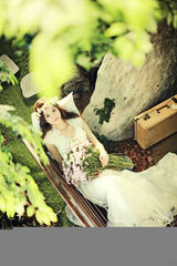 组图：韩女星金尹慧婚纱写真 优雅性感吸引目光